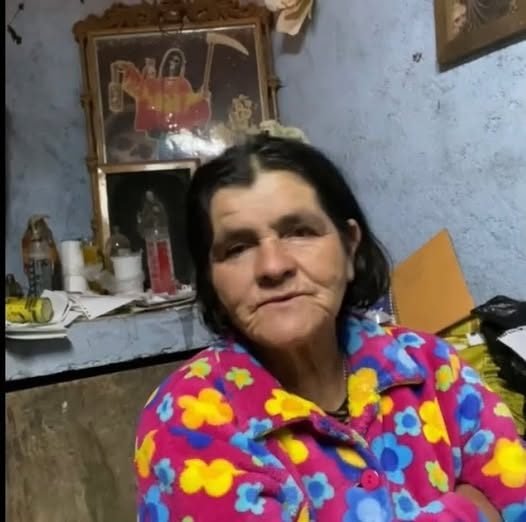 Martha Molina Jaramillo, la Bruja de la Biznaga, frente a su altar de la Santa Muerte en Coahuila